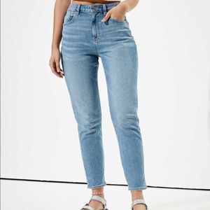AE high rise straight leg mom jeans B052
